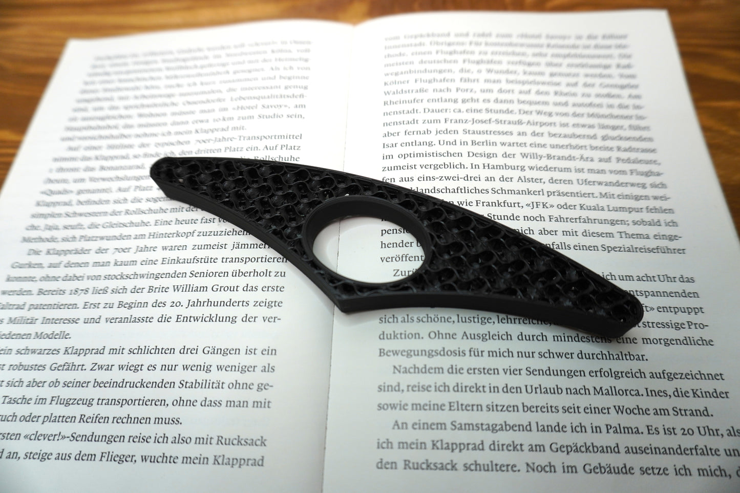 Seitenhalter mit Gyroid-Muster, ideal für komfortables einhändiges Lesen