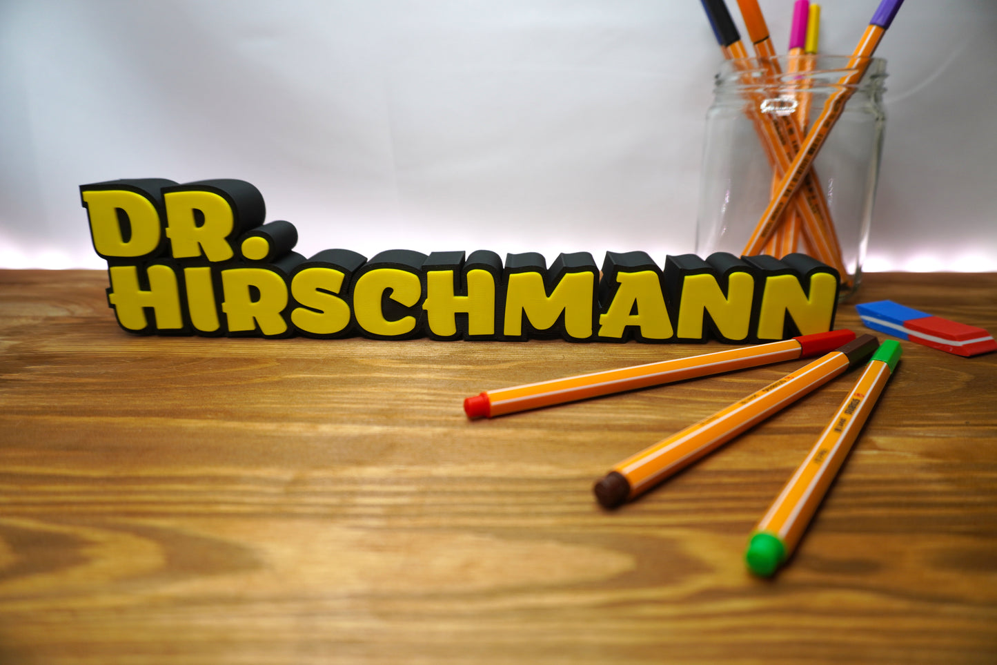 Personalisiertes Namensschild mit Doktortitel, frei wählbare Farben für Name und Umrandung, ideal für Ärzte