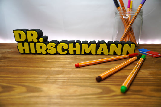 Personalisiertes Namensschild mit Doktortitel, frei wählbare Farben für Name und Umrandung, ideal für Ärzte