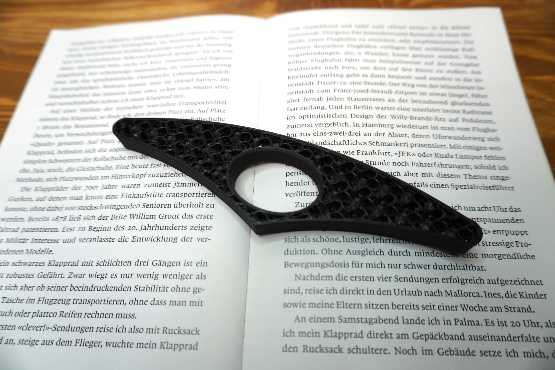 Seitenhalter mit Gyroid-Muster, ideal für komfortables einhändiges Lesen